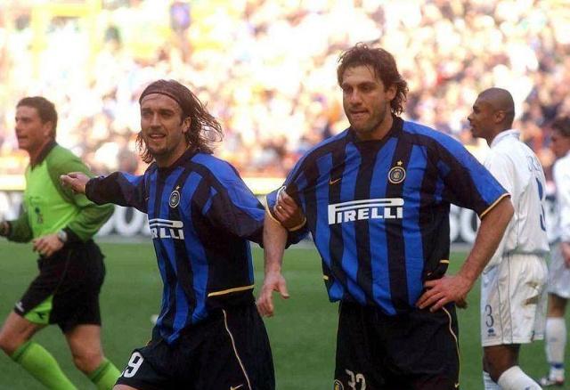 拉普拉塔大学生抗议阿足协新规，背身列队迎接联赛冠军罗萨里奥（为抗议阿足协新政，拉普拉塔大学生背对列队致意联赛冠军罗萨里奥）