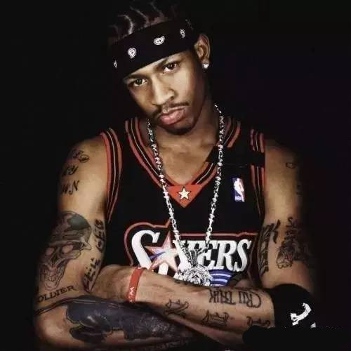 英超官方宣布裁判新规，新科技判罚引争议（英超出台裁判新规，高科技介入判罚引发热议）