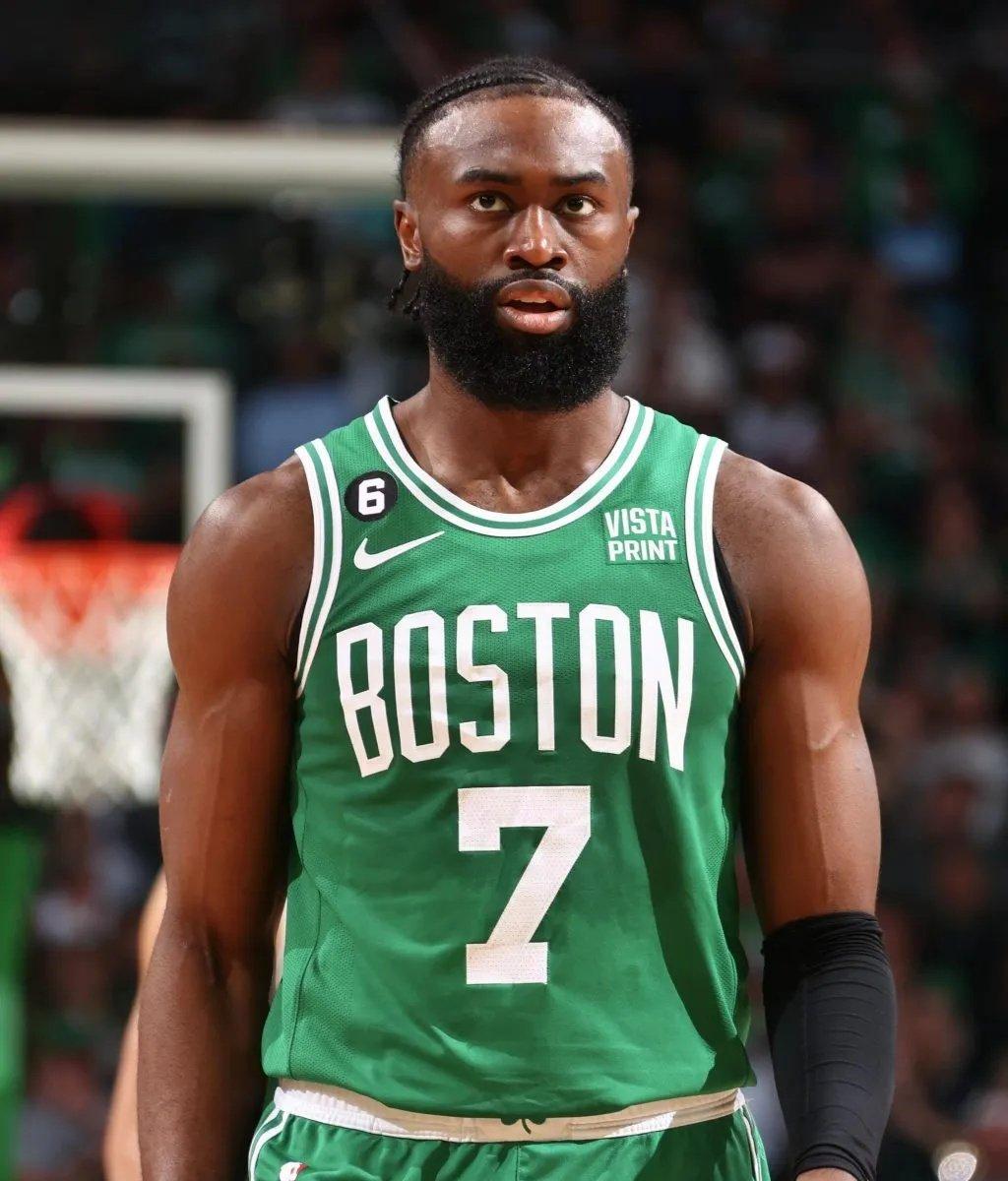 火箭半场强势领先，国王紧追不舍，球员数据亮点纷呈（火箭半场占优，国王紧咬比分，球员数据抢眼）