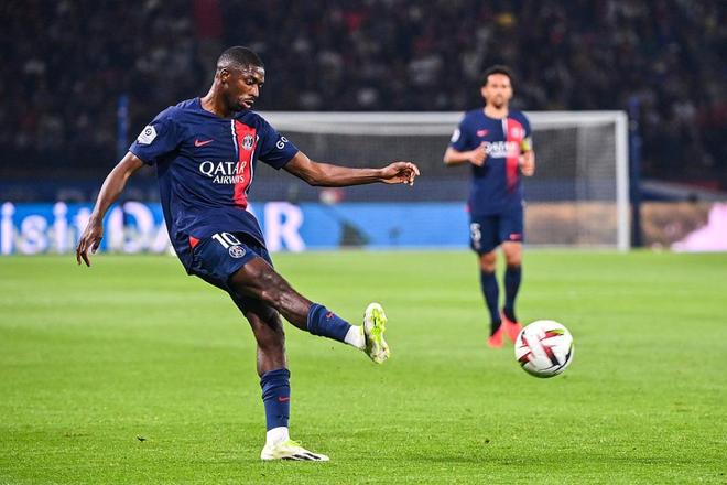 记者问批评球员是否担心更衣室反对，穆帅：你爸对你永远都很好？（被问批评球员会否引发更衣室不满，穆里尼奥反问：父亲会一直只说好话吗？）