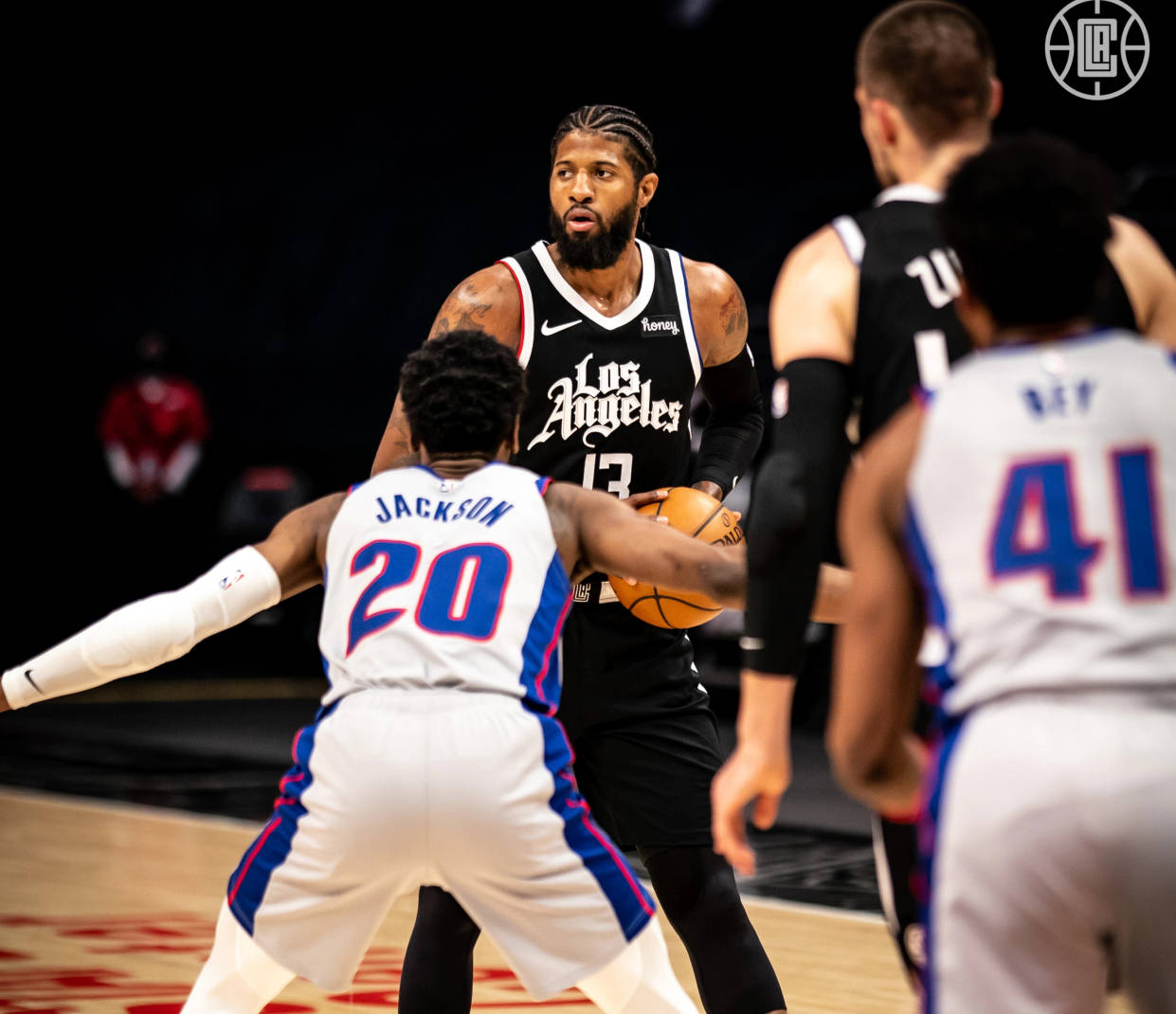 汉堡官方：格拉策尔右大腿肌肉纤维撕裂，将缺阵今年剩余比赛（汉堡官宣：格拉策尔右大腿肌肉纤维撕裂，无缘今年剩余所有比赛）