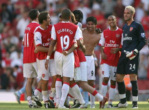 费耶诺德筹划将现有主场升级为下沉式球场，预计能容纳5.6万人（费耶诺德拟将现主场改造为下沉式球场，预计可容纳约5.6万人）