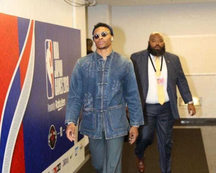 特雷·杨的卓越表现：追身三分再中（特雷·杨火力全开：追身三分再度命中）