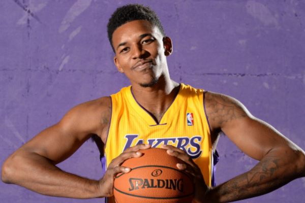 巴特萨基还没来不及走到替补席跟教练击掌普利西奇就完成了进球！（巴特萨基还没来得及在替补席与教练击掌，普利西奇就已破门！）