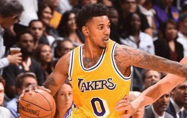 名记：字母最近向队友强调专注篮球的重要性，别被外界声音干扰（名记：字母哥近日提醒队友专心打球，别受外界噪音影响）