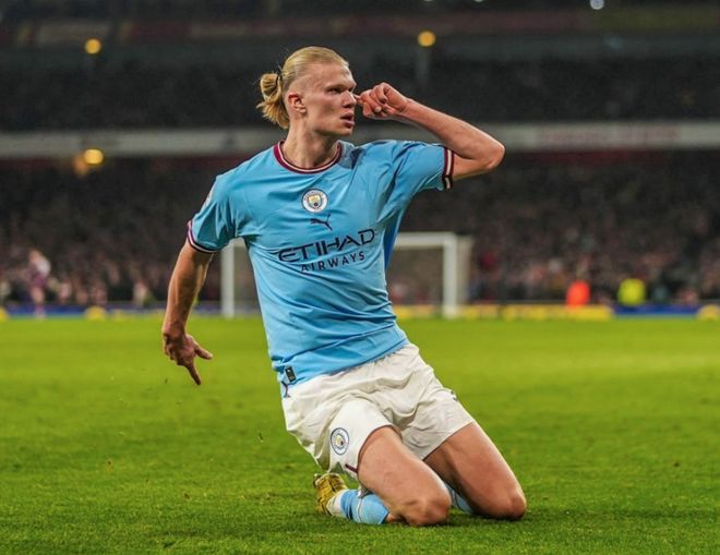 重庆两江新区十联屏打出多个宣传语，庆祝重庆铜梁龙冲超成功（重庆两江新区十联屏轮播多条祝贺语，庆贺重庆铜梁龙成功冲超）