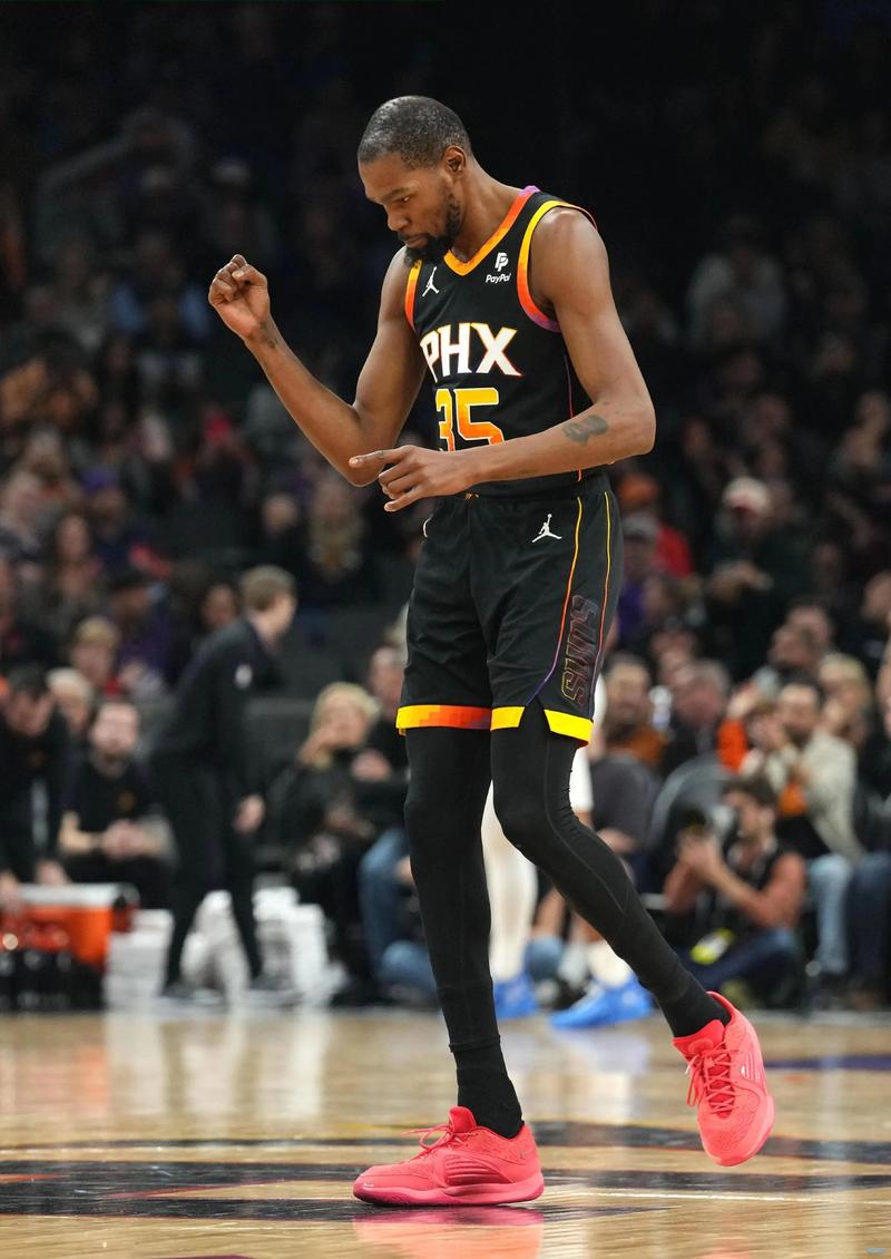 差点装大了！赞比亚锋霸绝平马里后空翻庆祝，颈部着地吓出冷汗（惊险一幕！赞比亚前锋绝平马里后空翻失误，颈部着地险些受伤）