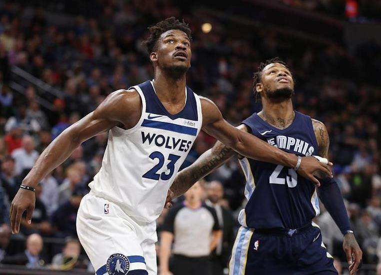 骑士半场4人得分上双，莫布利复出表现高效，骑士2分落后（莫布利复出状态火热，骑士半场四人得分上双仍以2分落后）