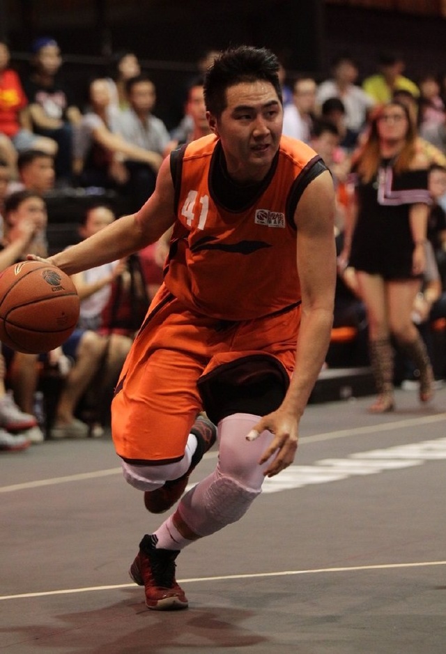 状态很不错！杰伦威开局造杀伤+突破+超远三分 连砍6分！（状态炸裂！杰伦威开场连造犯规+突破命中+超远三分，连得6分）