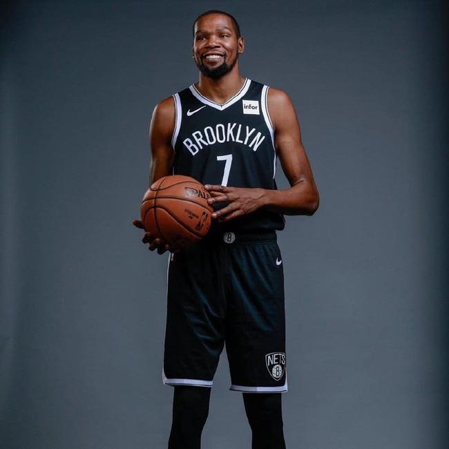 马德兴：中国足球受冷遇因成绩没突破，地方超火爆是大众怒其不争（马德兴：战绩无突破致国足遭冷落，地方火热折射大众怒其不争）