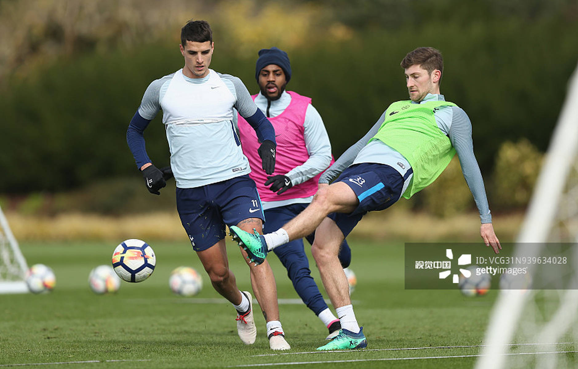 AC米兰主场3-2逆转都灵，40岁魔笛全场发挥，助力球队重返榜首，展现强大实力与斗志。（AC米兰3-2主场翻盘都灵，40岁魔笛统治全场，红黑军团重返榜首）