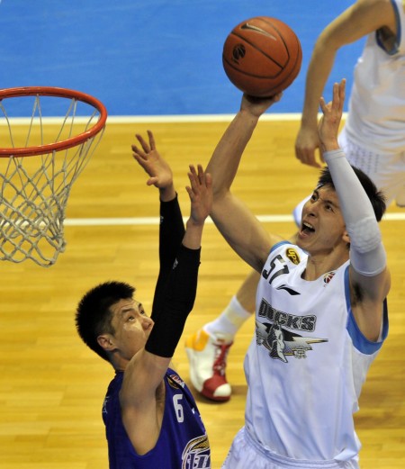 穆帅：葡萄牙体育有一人随便犯规都没事，我们仍在争冠行列（穆里尼奥：葡萄牙体育有人犯规不受罚，我们仍在冠军竞争中）