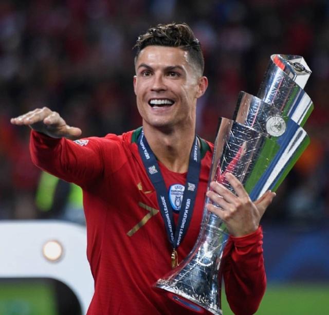 韩淼雨第十二届全国残疾人运动会举重赛场夺双金（韩淼雨在第十二届全国残疾人运动会举重项目斩获双金）