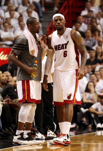 ESPN发布卡通版圣诞大战海报：文班摘星星引人注目（ESPN公布圣诞大战卡通海报：文班“摘星”画面抢眼）