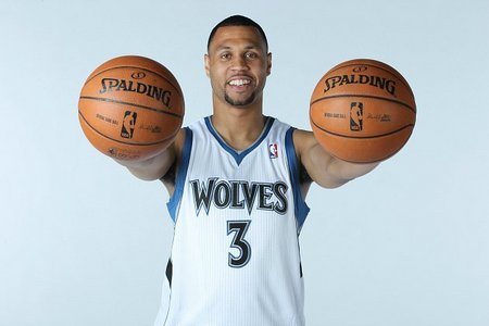 骑士本赛季吃到11场败仗时仅取14胜，上赛季为56胜11负（骑士本季仅14胜11负，上季曾达56胜11负）