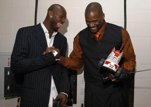 43.3米超远吊射破门，亚当斯创造本赛季英超最远距离进球（亚当斯43.3米挑射破门，刷新本赛季英超最远进球纪录）