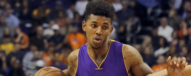 维尼修斯和阿森纳U16球员合影，2米法国门将抢镜（维尼修斯与阿森纳U16合照，2米法国门将成焦点）