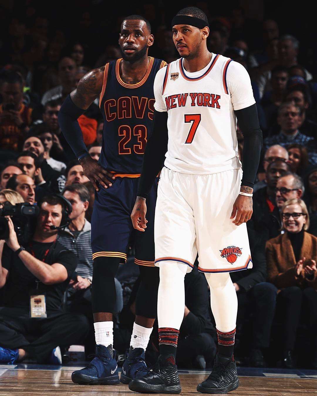 篮球湖人球星时隔两周复出，全场掌声雷动（湖人球星时隔两周归来，现场掌声如潮）